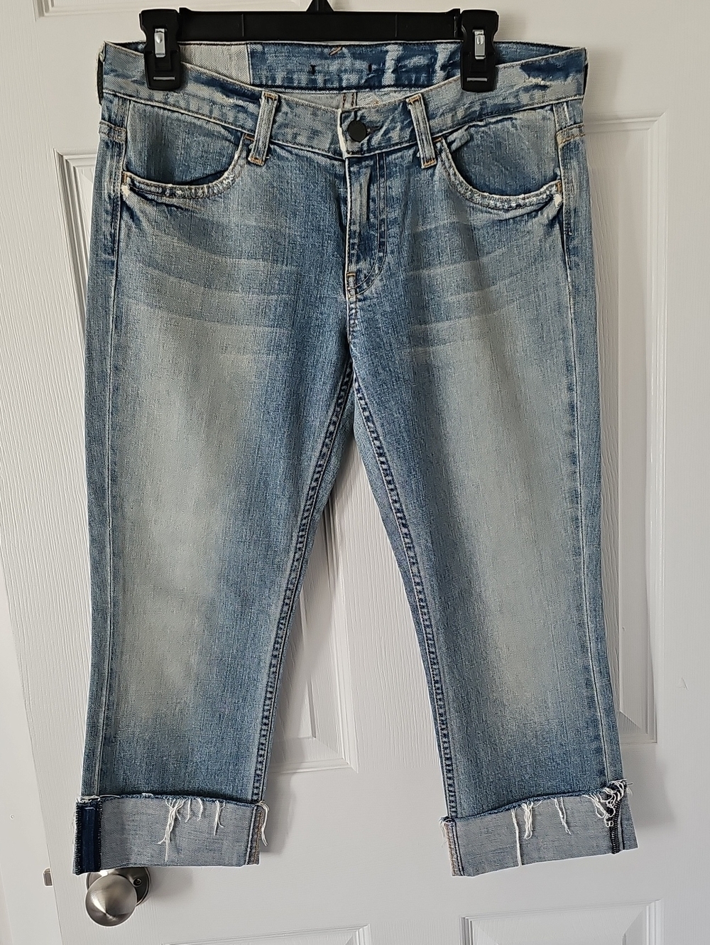 Light Wash Women's Crop Jeans - Classic Style